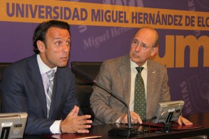 En la imagen Mateo Castellá y el Rector, de izquierda a derecha.